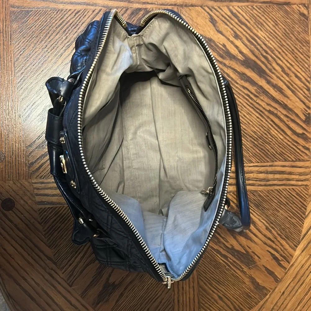 Black Marc Jacobs bag! Great shoulder bag with lots of room. A classic. - Picture 5 of 6